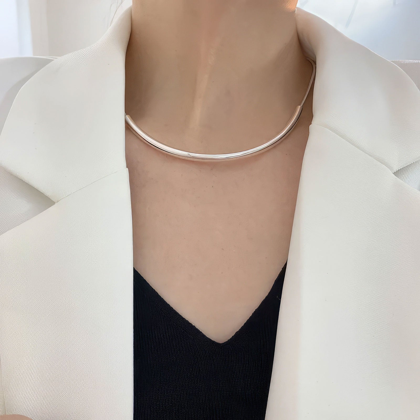 Sleek Silver Clavicle Necklace