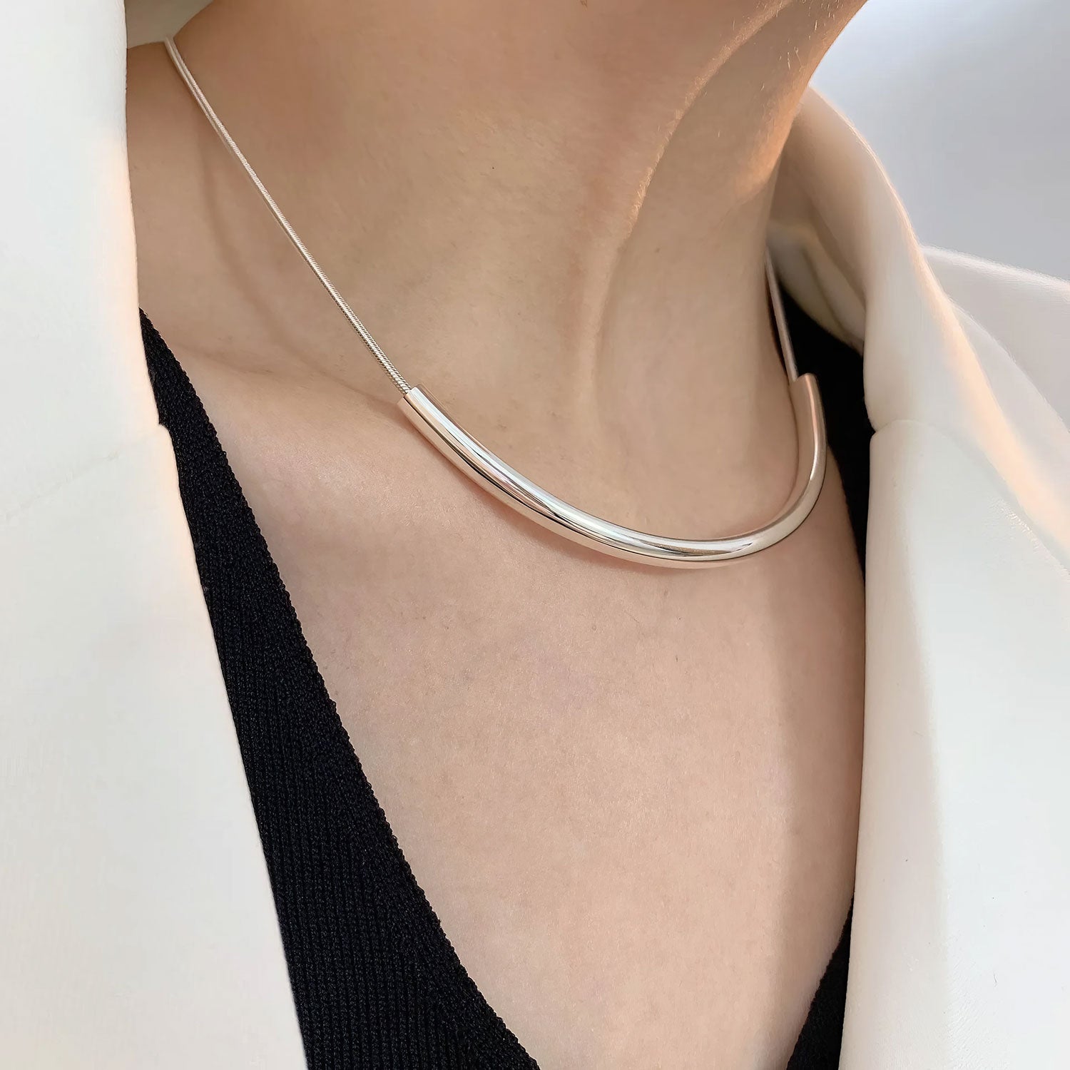 Sleek Silver Clavicle Necklace